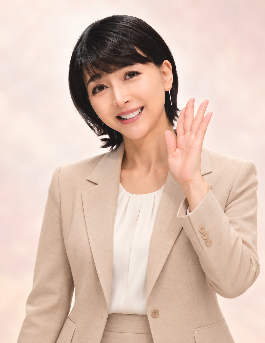 赤須知美のベージュのスーツ姿（AI編集イメージ）
